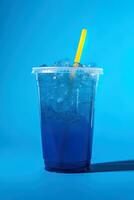 azul bebida en un el plastico taza aislado en un azul antecedentes. tomar lejos bebidas concepto. ai generado foto