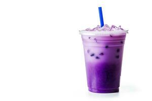 púrpura bebida en un el plastico taza aislado en un blanco antecedentes. tomar lejos bebidas concepto con Copiar espacio. ai generado foto