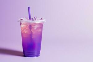 púrpura bebida en un el plastico taza aislado en un púrpura antecedentes. tomar lejos bebidas concepto con Copiar espacio. ai generado foto