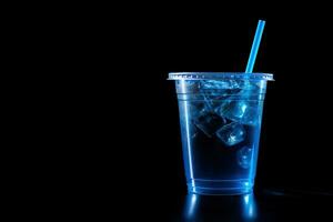 azul bebida en un el plastico taza aislado en un negro antecedentes. tomar lejos bebidas concepto con Copiar espacio. ai generado foto