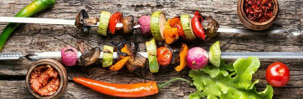 A la parrilla vegetales brochetas brocheta foto