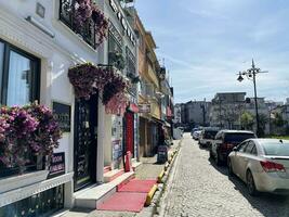 14 de abril 2023 - Estanbul, Turquía - calle con hermosa edificios decorado con flores cerca pequeño Sofía foto