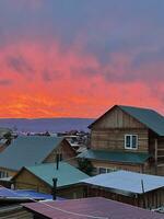 un extraordinariamente brillante, ardiente rojo puesta de sol terminado el pueblo de kuzhir, olkhon, Baikal, Rusia foto