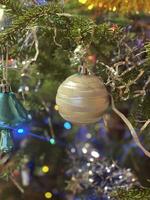 Navidad árbol decorado con juguetes y luces foto