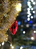 Navidad árbol decorado con juguetes y luces foto
