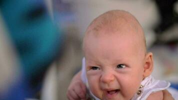 portrait de aux yeux bleus bébé fille video