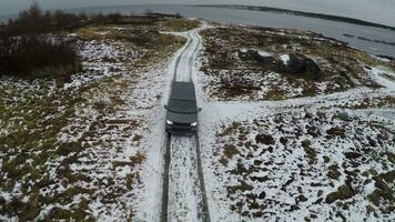 aereo Visualizza di auto guida lontano a partire dal riva nel inverno video