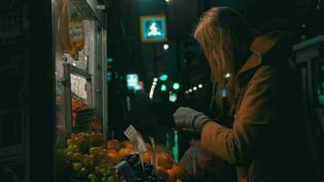 vrouw buying fruit in straat kraam video