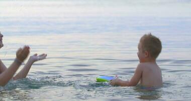 Mutter mit Sohn Baden im Meer und haben Spaß video