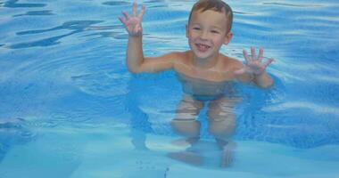 sonriente chico en nadando piscina video