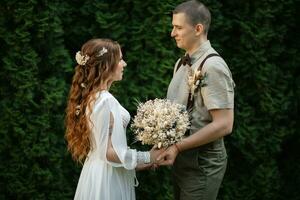 Boda caminar de el novia y novio en un conífero foto