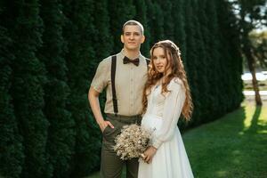 Boda caminar de el novia y novio en un conífero foto