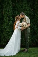 Boda caminar de el novia y novio en un conífero foto