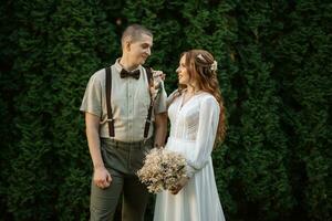 Boda caminar de el novia y novio en un conífero foto