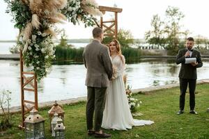 Boda ceremonia de el recién casados en un país cabaña foto