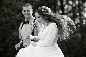 Boda caminar de el novia y novio en un conífero foto