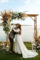 Boda ceremonia de el recién casados en un país cabaña foto