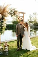 Boda ceremonia de el recién casados en un país cabaña foto