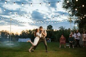 el primer baile de bodas de la novia y el novio foto