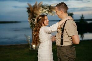 el primer baile de bodas de la novia y el novio foto