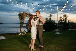 el primer baile de bodas de la novia y el novio foto