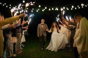 recién casados en una boda de bengalas foto