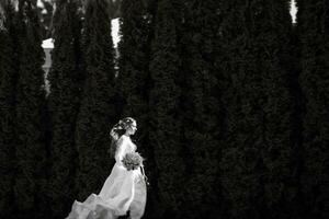 Pelirrojo niña novia con un Boda ramo de flores foto