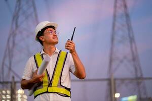 ingeniero en pie a poder estación acecho poder Generacion planificación trabajo a alto voltaje polo, eléctrico ingeniero poder estación foto