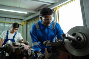 experto fábrica trabajadores y ingenieros trabajando en el fábrica. industrial y Ingenieria tecnología concepto. foto