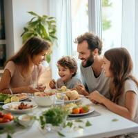 contento familia reunido alrededor el mesa - reconfortante y alegre. foto