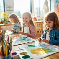 niños pintura con acuarelas a colegio foto