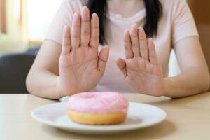 dieta y dieta. belleza cuerpo femenino delgado confundir donut. mujer con ropa de ejercicio logra el objetivo de pérdida de peso para una vida saludable, loca por la delgadez, cintura delgada, nutricionista. foto