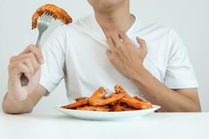 comida alergias, mujer tener reacciones Comezón y enrojecimiento después comiendo camarón, Mariscos alergia, picor, erupción, abdominal dolor, diarrea, cofre opresión, inconsciencia, muerte, grave evitar alergias foto