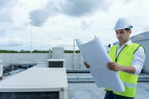 ingenieros utilizar Plano cheque aire condición sistemas en sitio. contratista y inspector inspección compresor durante proyecto. mantenimiento equipo cheque calidad garantía. auditoría, inspeccionar, calidad control. foto