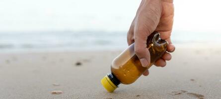 salvar océano. voluntario recoger arriba basura basura a el playa y el plastico botellas son difícil descomponer evitar daño acuático vida. tierra, ambiente, verdeado planeta, reducir global calentamiento, salvar mundo foto