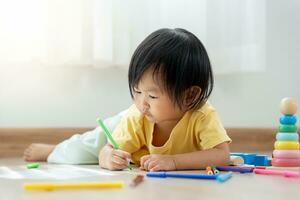 contento Asia niños jugando aprendizaje pintar en papel. actividad, desarrollo, iq, equivalente, meditación, cerebro, músculos, esencial habilidades, familia teniendo divertido gasto hora juntos. fiesta foto