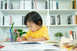 contento Asia niños jugando aprendizaje pintar en papel. actividad, desarrollo, iq, equivalente, meditación, cerebro, músculos, esencial habilidades, familia teniendo divertido gasto hora juntos. fiesta foto