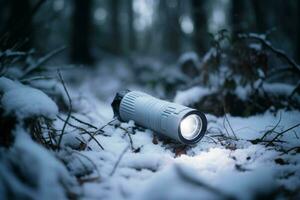 Linterna equipo en nieve bosque. generar ai foto