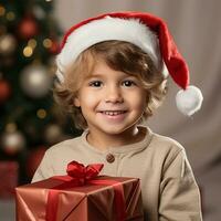 sonriente pequeño chico en Papa Noel sombrero con Navidad regalo caja ai generado foto