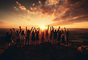 silueta de un grupo de amigos en pie en parte superior de un montaña y mirando a el puesta de sol ai generado foto