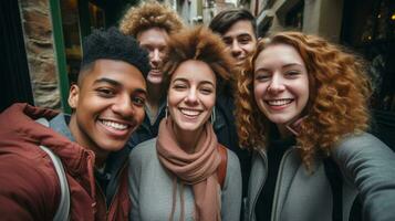 retrato de sonriente amigos tomando selfie en teléfono inteligente en ciudad, bajo ángulo ver ai generado foto