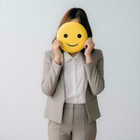 hembra oficina trabajador cubierta cara con sonriente emoji blanco fondo, ai generativo foto