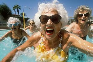 activo mayor mujer haciendo agua a un al aire libre nadando piscina, foto