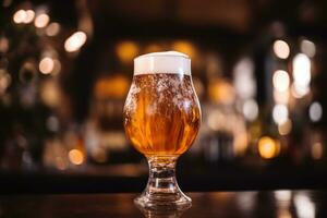 cerveza en grande vaso en local bar en Oktoberfest ,Copiar espacio ,generativo ai foto