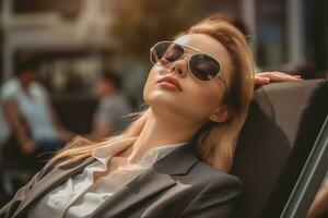 un mujer de negocios , refrescante siesta durante un muy necesario descanso foto