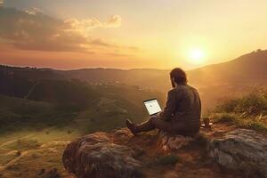 digital nómada sentado en parte superior de un colina trabajando con su ordenador portátil terminado el ciudad a puesta de sol ,generativo ai. foto