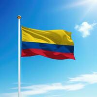 ondulación bandera de Colombia en asta de bandera con cielo antecedentes. foto