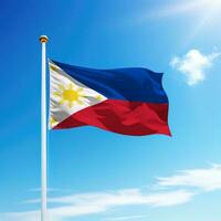 ondulación bandera de Filipinas en asta de bandera con cielo antecedentes. foto