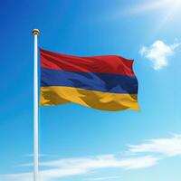 ondulación bandera de Armenia en asta de bandera con cielo antecedentes. foto