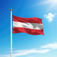 ondulación bandera de Austria en asta de bandera con cielo antecedentes. foto